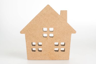 Beyaz arka planda ahşap ev modeli