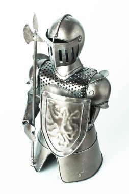 Beyaz arka planda eski ortaçağ şövalye üniforması