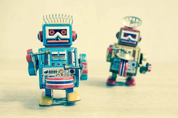 Eski robot oyuncak ahşap masa, vintage renk üzerinde.