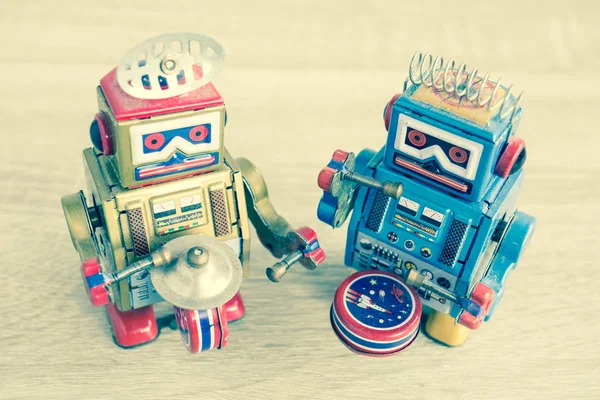 Eski robot oyuncak ahşap masa, vintage renk üzerinde.