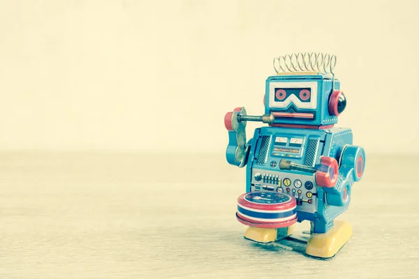 Eski robot oyuncak ahşap masa, vintage renk üzerinde.