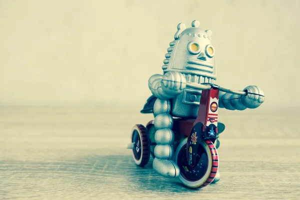 Eski robot oyuncak ahşap masa, vintage renk stil üzerinde.