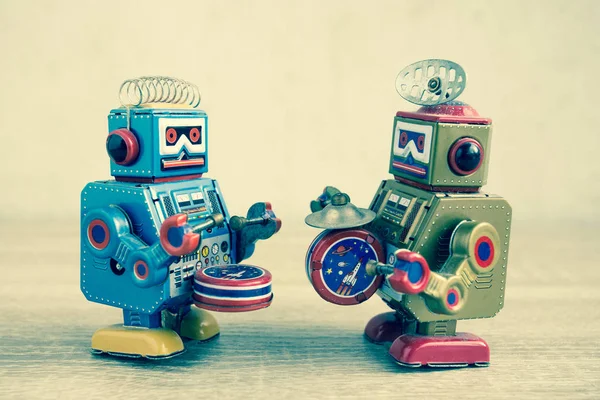 Eski robot oyuncak ahşap masa, vintage renk üzerinde.