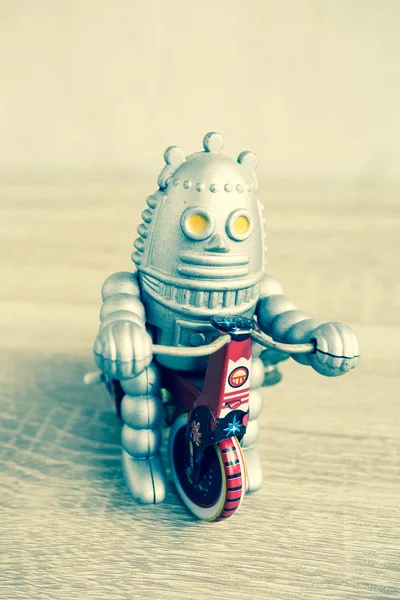Eski robot oyuncak ahşap masa, vintage renk stil üzerinde.
