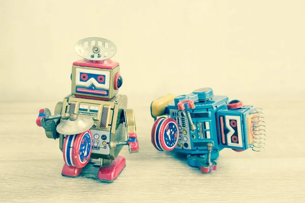 Eski robot oyuncak ahşap masa, vintage renk stil üzerinde.