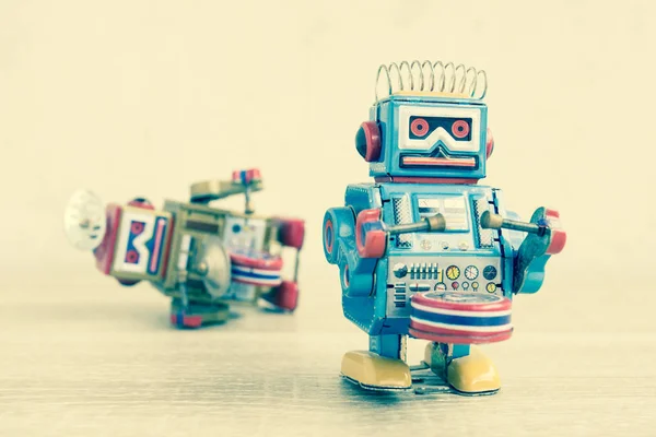 Eski robot oyuncak ahşap masa, vintage renk stil üzerinde.