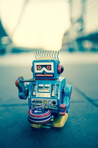 Eski robot oyuncak, vintage renk stili.
