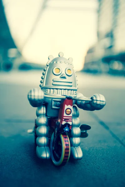 Eski robot oyuncak, vintage renk stili.