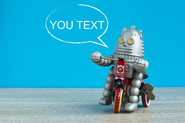 Kopyalama alanı ile mavi arkaplan ile robot oyuncak