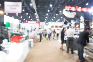 Alışveriş merkezinin arka planı insanlarla bulanık