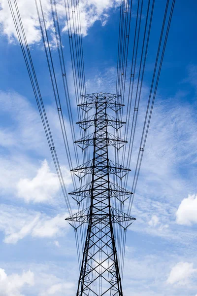 Gökyüzünde yüksek voltajlı elektrik hatları