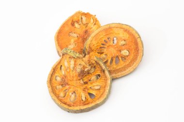 Beyaz arka plan üzerinde izole Bael meyve Kuru