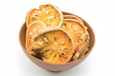 Beyaz arka plan üzerinde izole Bael meyve Kuru