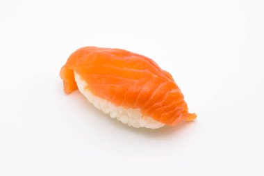 beyaz zemin üzerine somon suşi