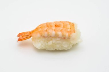 Beyaz izole karidesli Sushi