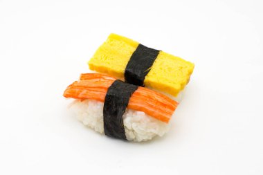 Nigiri sushi beyaz arkaplanda yuvarlanıyor
