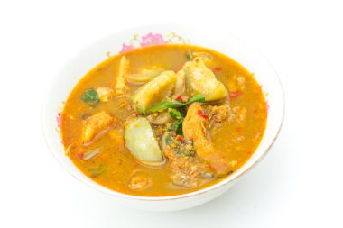 Tavuk ve sebzeli Tayland baharatlı çorba.