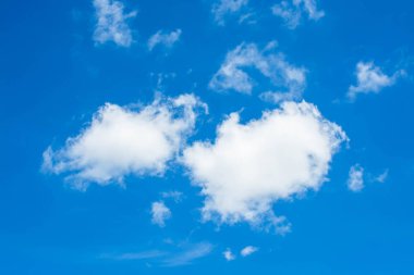 Bulutlu mavi gökyüzü manzarası