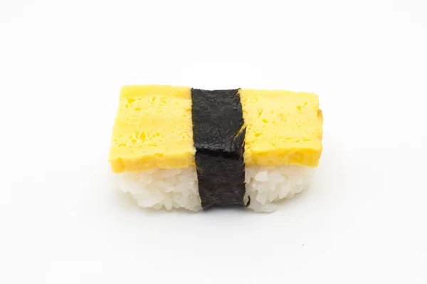 たまご焼きは、卵は、白で隔離を使用して寿司 — ストック写真