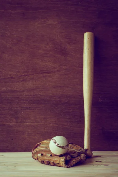 Ρόπαλο Του Μπέιζμπολ Γάντι Και Μπάλα Ξύλινο Φόντο — Φωτογραφία Αρχείου
