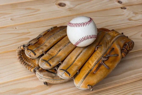 Бейсбольный сет на деревянном фоне . — стоковое фото