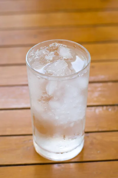 Acqua con ghiaccio . — Foto Stock