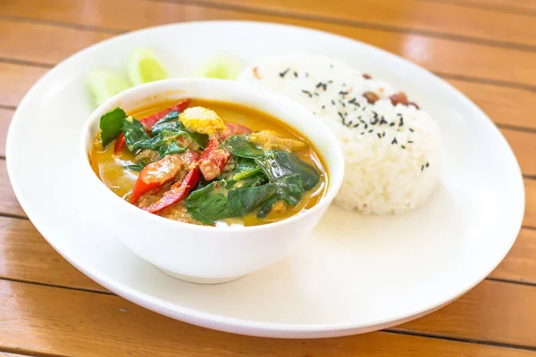 Tayland yemeği kavramı, sebzeli kızarmış tavuk ve pilav.