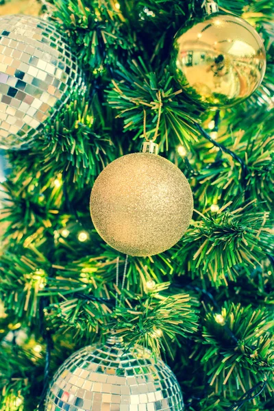 Рождественский фон Крупный план Декоративные объекты для Рождества, шары, елка, письма, олени, Санта-Раб-Эл используется больше всего. Селективный фокус . — стоковое фото