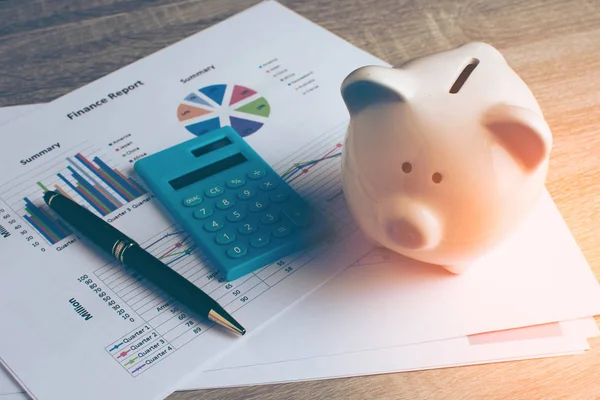 Piggy bank med business stuff, business och finans koncept, vintage färg ton. — Stockfoto