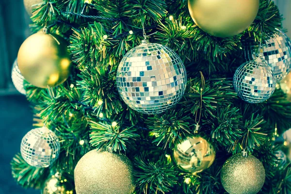 Sfondo natalizio. Close-up Oggetti decorativi per Natale, palle, albero, lettere, renne, Babbo Natale slave-el è usato più. Focus selettivo . — Foto Stock
