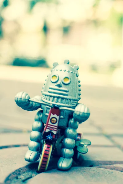 Ретро-робот іграшка, вінтажний колірний стиль, вінтажний тон фону . — стокове фото