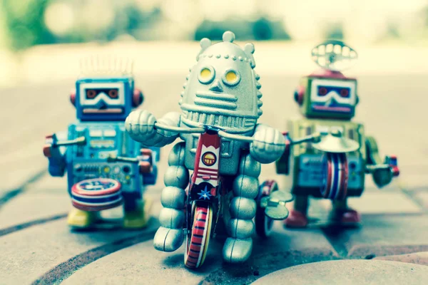 Retro robô brinquedo, estilo de cor vintage, fundo tom vintage . — Fotografia de Stock
