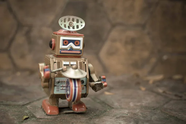 Brinquedo de robô velho, estilo de cor vintage, fundo de tom vintage . — Fotografia de Stock
