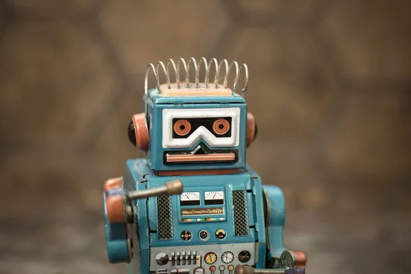 Старий робот іграшка, вінтажний колірний стиль, вінтажний тон фону . — стокове фото