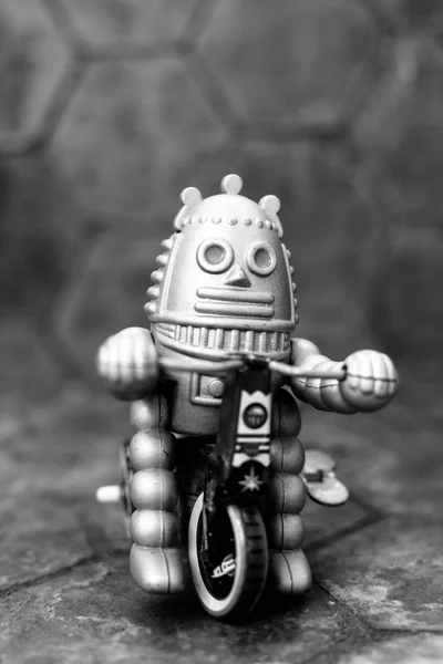 Siyah arka planda klasik oyuncak robot.