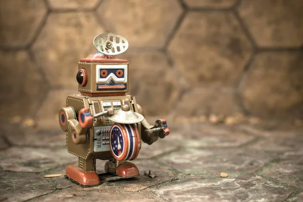 Vecchio giocattolo robot, stile colore vintage, sfondo tono vintage . — Foto Stock