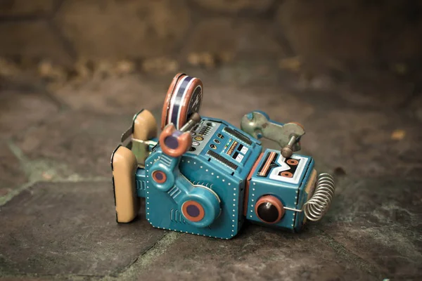 Brinquedo robô velho perdeu energia, estilo de cor vintage, fundo de tom vintage . — Fotografia de Stock