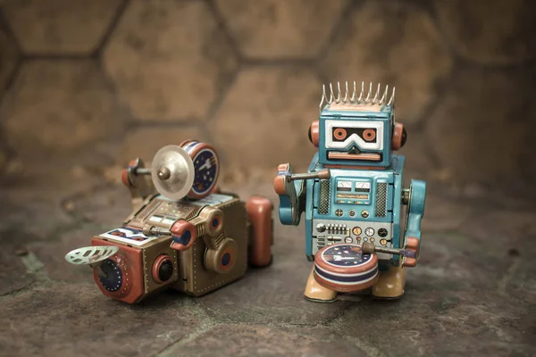 Старий робот іграшка втратив енергію, вінтажний кольоровий стиль, вінтажний тон фону . — стокове фото