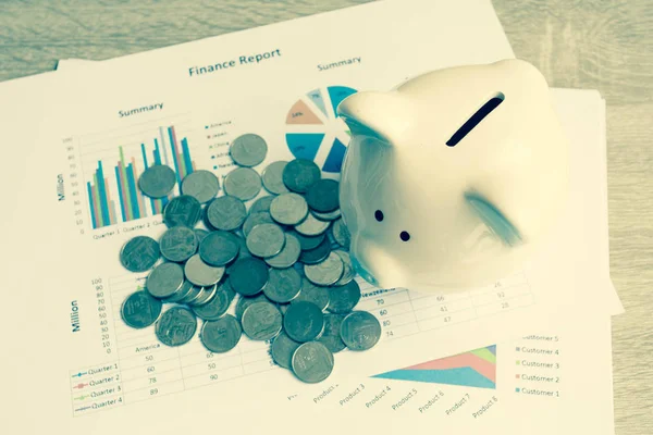 Piggy bank med business stuff, business och finans koncept, vintage färg ton. — Stockfoto