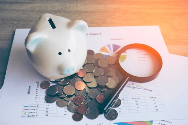 Piggy bank med business stuff, business och finans koncept, vintage färg ton. — Stockfoto