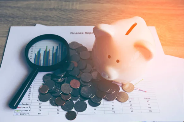 Piggy bank med business stuff, business och finans koncept, vintage färg ton. — Stockfoto