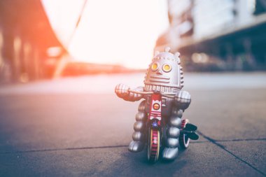 Sokakta scooter süren robot.