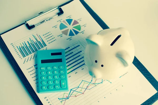 Hesap makinesi ve kumbaralı finansal konsept