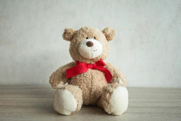 Плюшевий Ведмідь Червоним Бантом Дерев Яному Фоні — стокове фото
