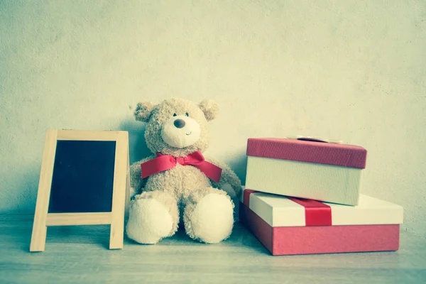 泰迪熊和红弓礼品盒 — 图库照片