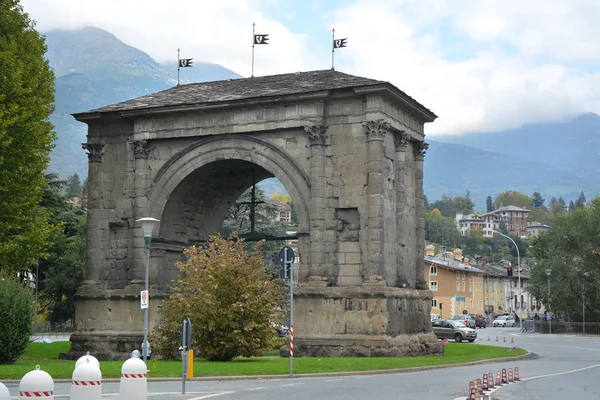 Aosta, Aosta Valley, Italien- 2019-10-14 - Romarnas båge Augustus. — Stockfoto