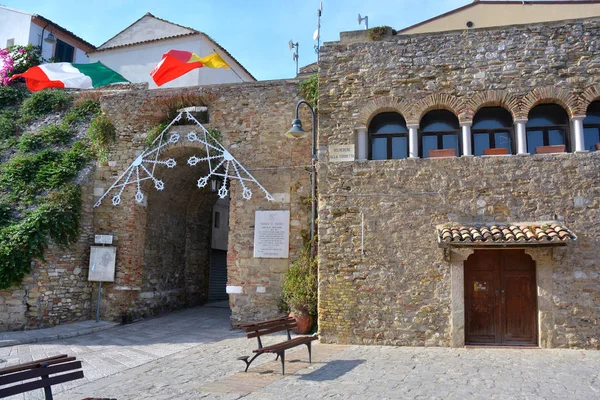 Termoli, Molise, Italie -08 / 07 / 2019- La tourelle du Belvédère qui entoure le vieux village de pêcheurs . — Photo