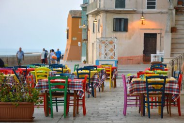 Termoli, Molise, İtalya - 08 / 07 / 2019 - Eski balıkçı köyündeki geleneksel bir taverna.