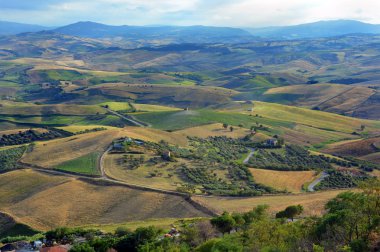 Güney İtalya Molise kırsalında güneşli manzara.