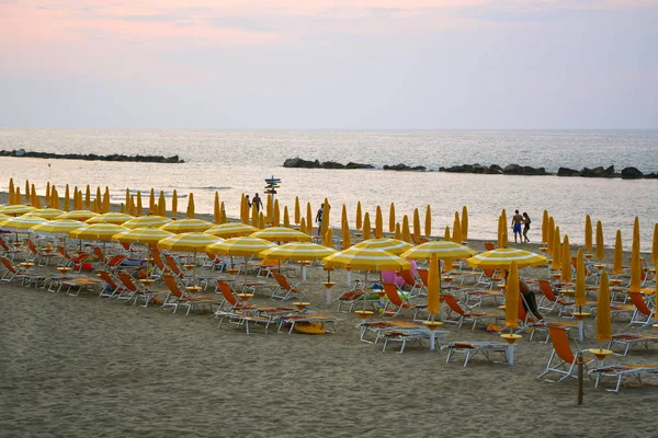 Termoli, Molise, Włochy - 08 / 26 / 2019- Zachód słońca na plaży piaskowej. — Zdjęcie stockowe